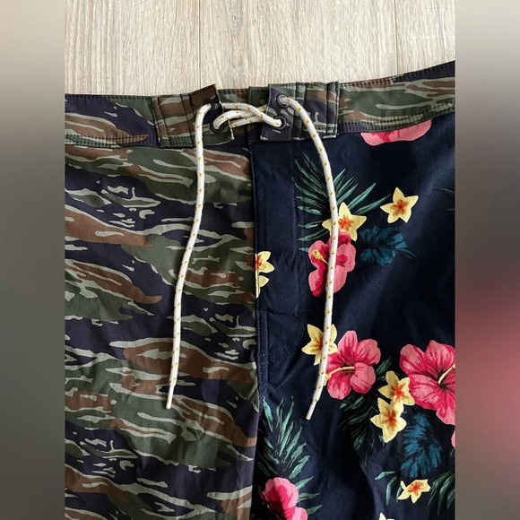 NWOT J.Crew Mens 7" Breaker Stretch Board Swim Shorts Camo/Floral - Size 33 - Picture 3 of 6